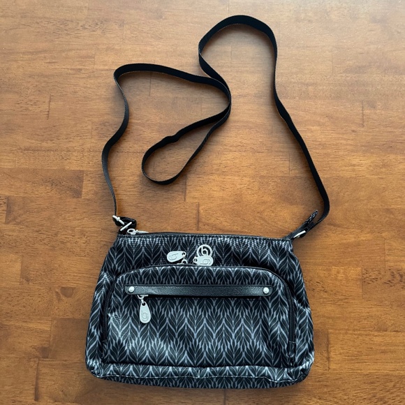 Baggallini Handbags - Black Baggallini El Paso Crossbody Bag
